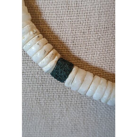 Vintage Puka Shell Green Bead 15" Necklace - Picture 3 of 6
